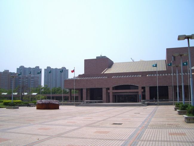 美術館は叔母さんの家から歩いて直ぐ着けるところですけど、高雄に帰った後はずっと行くチャンスがなかった。だから振翔さんの家へ行った途中、ちょっと回り道して美術館に来ました。毎日の午後４、５時頃に凧揚げしてくる子供達はいっぱいいたって、この写真を撮った時は正午だったので、全く人はいなかった。