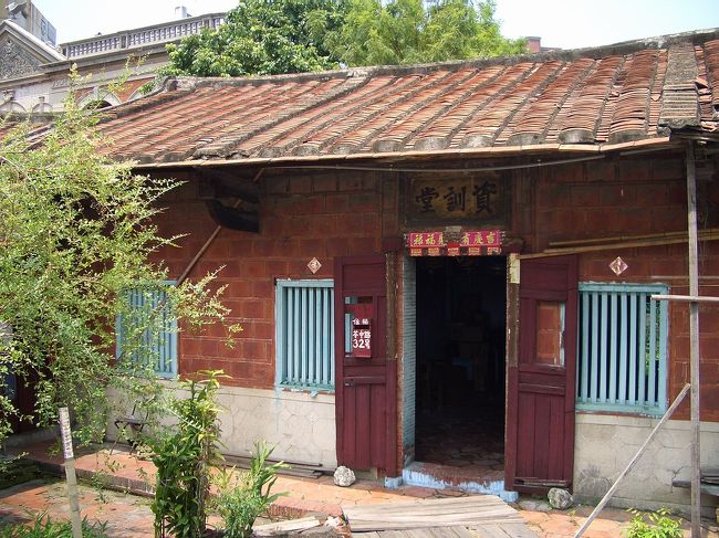 記念館のそばにある家も陳家の財産だろうね！？台湾の伝統住居はもう高雄市の中心地区から姿を消したと思ったので、こんな家屋は今までも残っているってちょっと不思議！