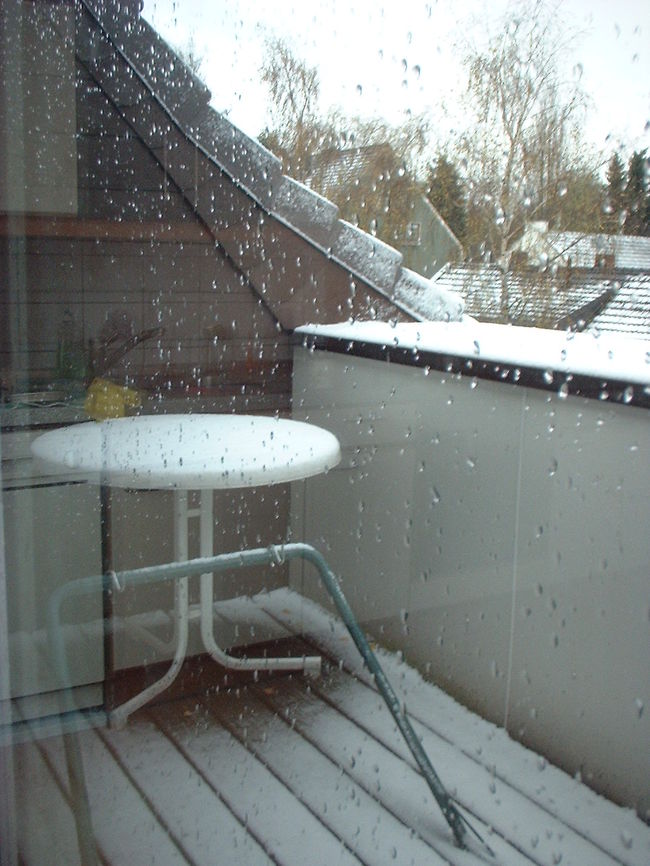 １１月２５日（金）<br /><br />初雪が降りました。１１月初旬は２０度くらいあったのにねー、まだ早いのにねーと、びっくり。<br /><br />ベランダでは「その内に〜」と、なおし忘れたサマーテーブルとハンモックの枠がさみしそうですな。