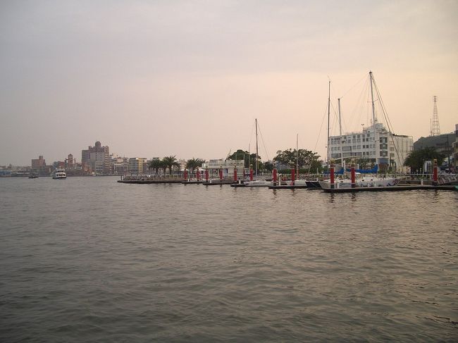 真っ直ぐ目的地の旗後砲台へ。鼓山フェリー乗り場で暫く行列して待っていて、やっとフェリーが着いてきた。徐々と進行していた船の上から哨船頭公園を撮りました！