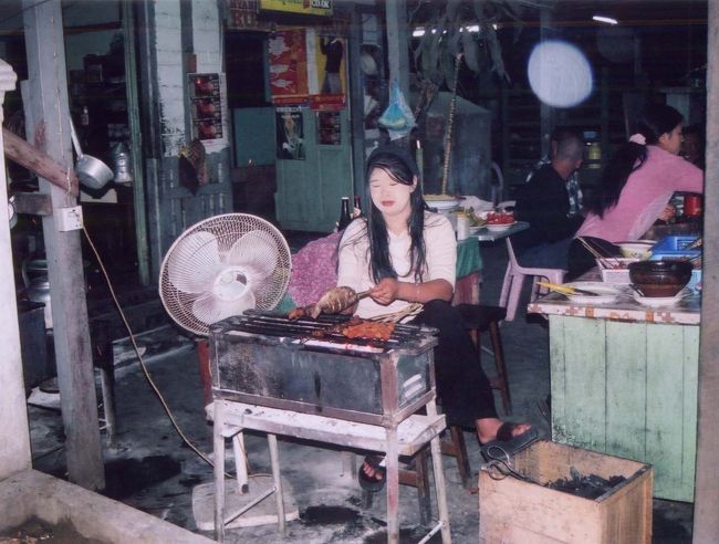 はい、頼んだ串焼きをもう一度炭火でじっくりと温めてくれます。<br />時間はかかれど、それがまたいいんです。ほほ