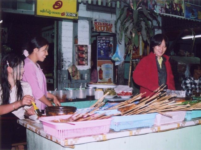 写真をかしゃかしゃ撮っていたら、<br />「おまえも写れよ！」<br />と、一部始終を見ていた酔っぱらい外人がカメラを奪って写真を撮ってくれました。<br />というわけで、料理しているふりです。<br />すんげーぶっとい包丁！