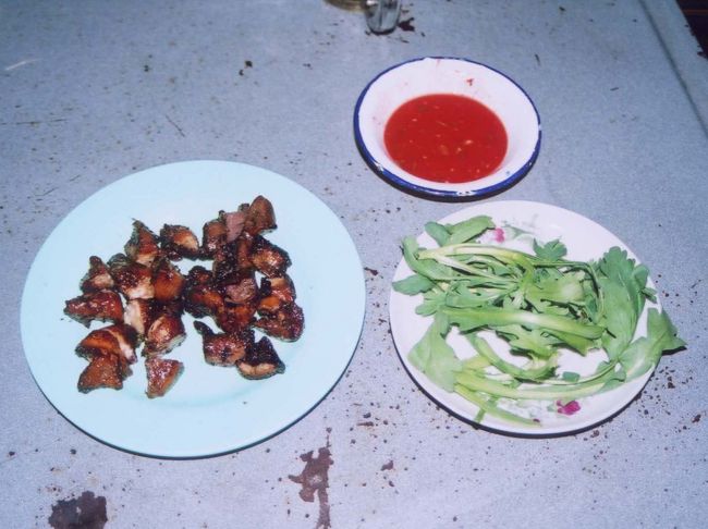 遊んでいるうちに焼き鳥完成。<br />鶏肉は日本の様に串のまま出てくるのではなく、食べやすいように細切れにしてくれます。<br />っていうか、一串の量が日本の数倍の大きさだからね。<br />甘辛いたれと野菜を一緒にどうぞ。<br />