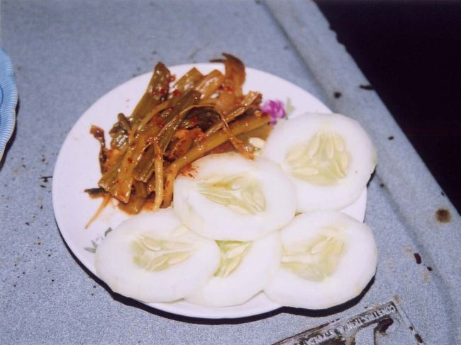 付け合わせのきゅうりと漬け物。<br />（それ以上コメントなし）