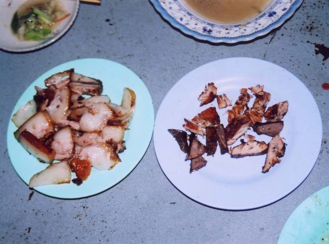 あまりに肉がうまいので追加で頼んでしまった。<br />左のは豚です。<br />脂がたーーぷりと乗って、一見カロリー過多に見えますが、焼いているうちに余計な脂が落ちているのでそれほどでも・・・。<br />脂って甘くてうまいんすよねぇ。