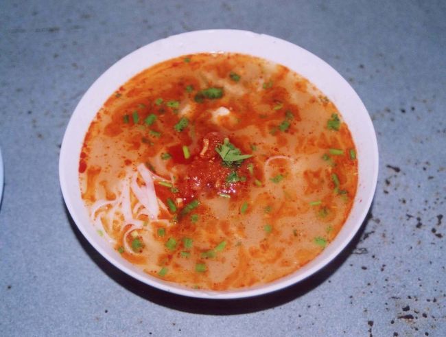 リーマンの親父の如く、最後の締めは麺。<br />でも、ラーメンじゃなくて、シャン風の麺です。<br />スープが真っ赤なので、一見辛そうですがぴり辛程度。<br />鶏でとっただしに小麦粉の麺が優しい味。<br />そして、舌に後からくるぴりっという辛さ。