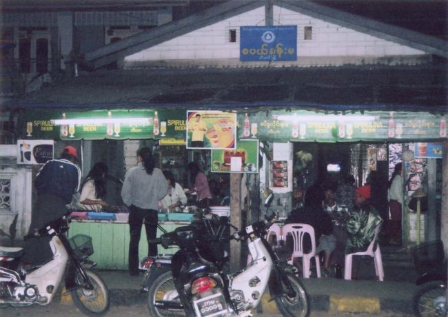 お店はこちら。<br />シーポーのメイン通りにあります。<br />ミャンマー語が読めないので店の名前はわかりませんが、外観を頼りに行ってください。<br /><br />外国人が集まる店よりも現地の人でにぎわっている店が一番うまい！と私は思います。<br />どちらかというとテイクアウトがばかばか売れてましたよ。<br />