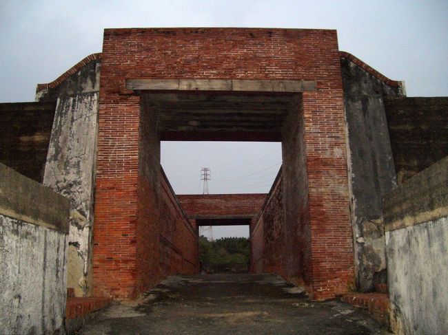 同治１３年（１８７４）、清国が日本に対抗するためにこの砲台を建造した。当時のエンジニアはイギリス人だから、英国のような建築様式もよく混ぜ込んでいた。だからこの建物は砲台というよりむしろ中英の組み合わせた要塞だと考えます。