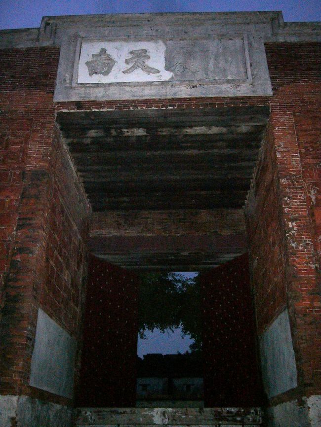 １８９５年、旗後砲台の清国守備軍は日軍の攻撃より撤退し、この八字大門のまぐさである”威震天南”の”威震”２字も日艦吉野の砲撃に壊された！こういう歴史の教訓を国民にちゃんと覚えさせるために、このまぐさは今までもずっと直されないんだ。古戦場に参ったとその惨烈な昔が偲ばれました... まあ、空が想像より早く暗くなって、そろそろ離れる時かな？