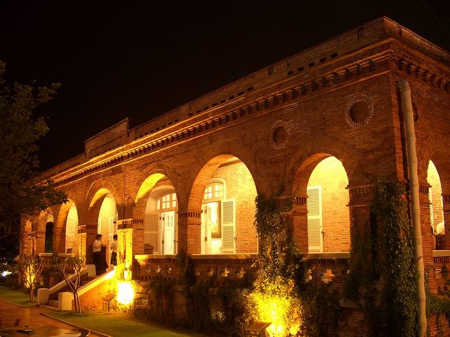 人込みを避けて、西南から領事館を撮影しました。この角度は完璧だ！