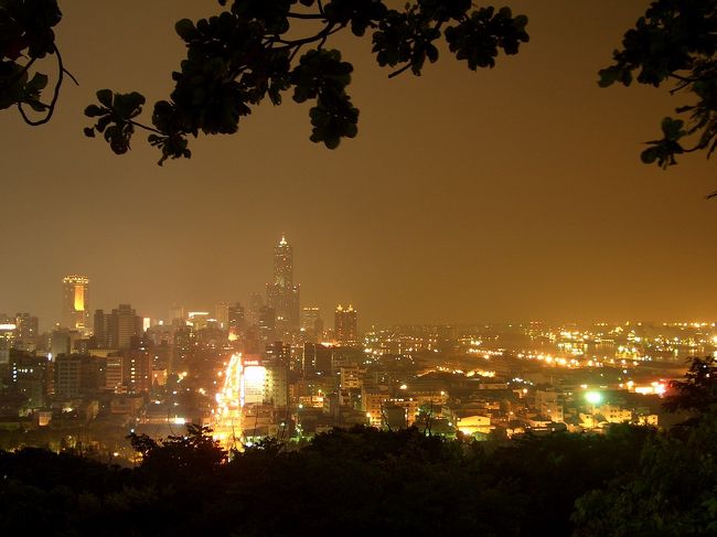 旧英国領事館のある丘はまだそんなに高くないから、見える高雄の夜景も完璧じゃなかった。振翔さんの建議でもっと高いところへ転戦！初めて高雄市の夜景を撮影して、忠烈祠の下にある展望台からの眺めはどうですか？