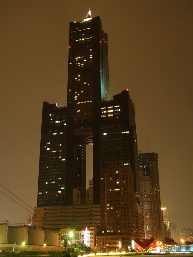 新光駅から南台湾一高い８５階東帝士大楼がよく見えました。７５階である展望台はもう一つの夜景観賞の名所だけど、上がってなかった..