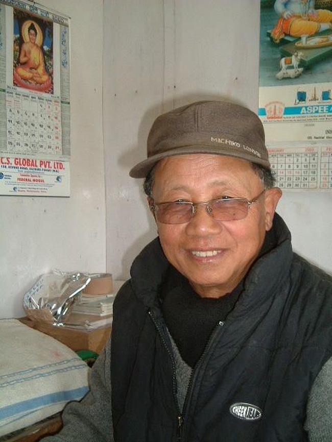 工場長。最近では煎茶を作っていて、日本の煎茶と比べてどうだといろいろと聞かれました。お土産にネパール産煎茶をいただきました。<br />ネパールの方々と日本人はそっくりでした。