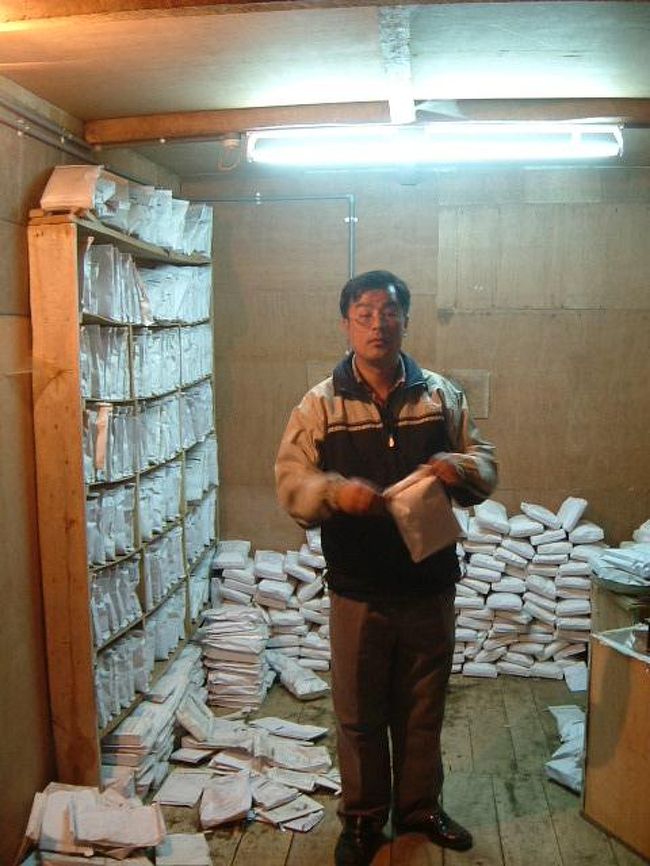 工場奥のサンプルルーム。良い紅茶がいっぱいありました。