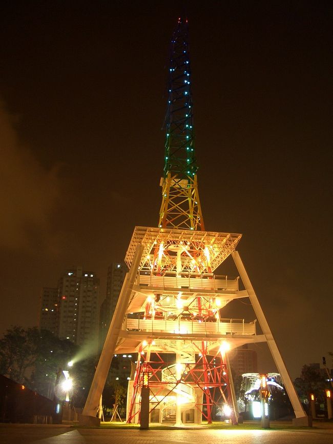 あちこちした一日が一瞬のように過ぎちゃった。夜遅くまで外歩きしてた僕達は最後に、高雄光の塔へ行くことに決めました。この光の塔は電線地下化の政策を概念として、廃棄した鉄塔を再開発して造ったタワーです。眠られない夜にここまで散歩してきても楽しいと思います！