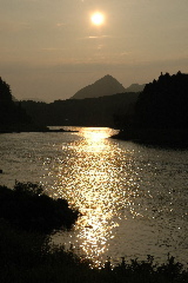 宿の裏にある阿賀野川。<br />夕日と重なりあって絶景！