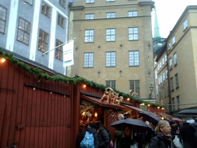 ノーベル博物館前の広場ではクリスマス市が。<br />こじんまりとしながらもゲームとかあって楽しい。<br />食品アリ、お土産品アリ。<br />あいにくの雨でしたがそれなりに楽しめました。<br />（寒かったケド）