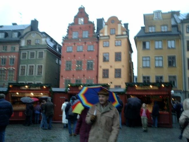 レインボーの傘のおじいさんが素敵です。<br />雨・雨・雨のストックホルムでした。