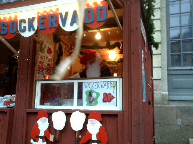 サンタが店番。<br />思わずシャッター。