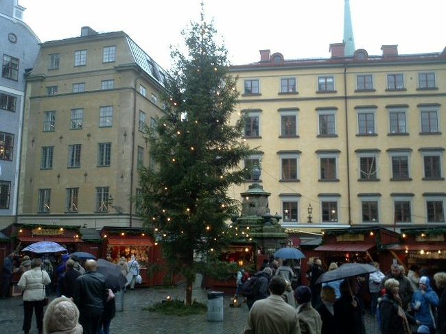 クリスマスツリーを囲むようにクリスマス市が。<br />雨でも傘をさす人ささない人<br />半分半分ぐらい。<br />けっこう振ってるんですけどねぇ。<br /><br /><br />