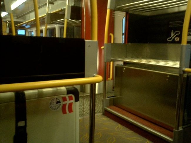 日本へ帰る日。<br />ストックホルム中央駅から空港までの電車で。<br />デンマーク大好きな私は国旗を貼ったスーツケース<br />また来年来られますように・・・。<br />でもここはスウェーデン。<br />