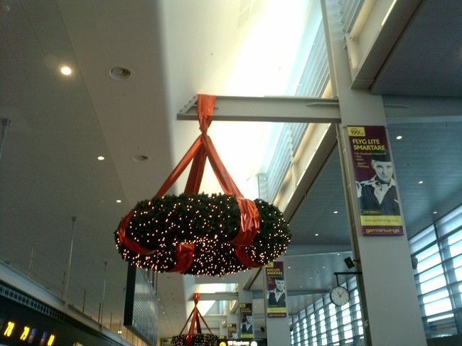 空港の上をふと見るとこんなリースが。<br />巨大ですねぇ。なんかリボンがすごい太いし。<br />かわいいんだけど、ＵＦＯみたいだし。<br />また来年！と願い<br />クリスマスＵＦＯに願をかけ帰国。
