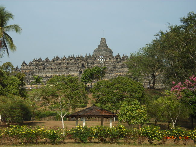 18日に現地ツアーでボロブドゥール寺院とプランバナン寺院の日帰りツアーを申し込んでいました。<br />ウブドに宿泊していたので、朝は4時起きでした！<br /><br />ホテルで朝ごはんを食べれなかったのですが、スタッフの方がお弁当を詰めて下さいました。<br />ものすごく朝が早かったのに、感謝感謝でした！！<br />迎えに来てくださった運転手さんにも感謝感謝でした！