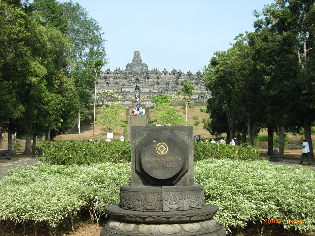 世界遺産の碑とボロブドゥール寺院