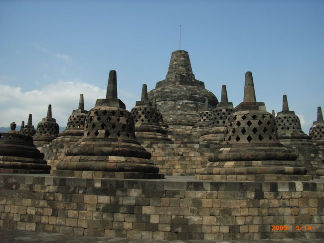 ボロブドゥール寺院のストゥーパ。<br />そのひとつひとつの中に仏像がいます。<br />左の方にストゥーパが壊れてしまって、中の仏像が見えるてるのがありますが･･･みえますでしょうか？