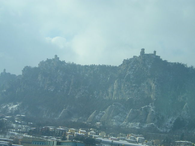 リミニの駅前からバスに乗ること３０分弱、左手に崖の上の城塞を発見。古城好き＆小国好きの血が騒ぐ。もうすぐ国境？