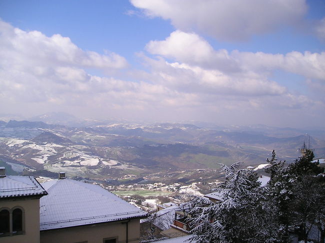 向きを変えて北西の眺め。頂に雪が残っています。