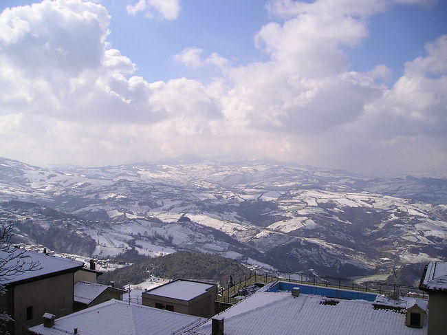 今度は真西。なだらかな丘陵地帯。