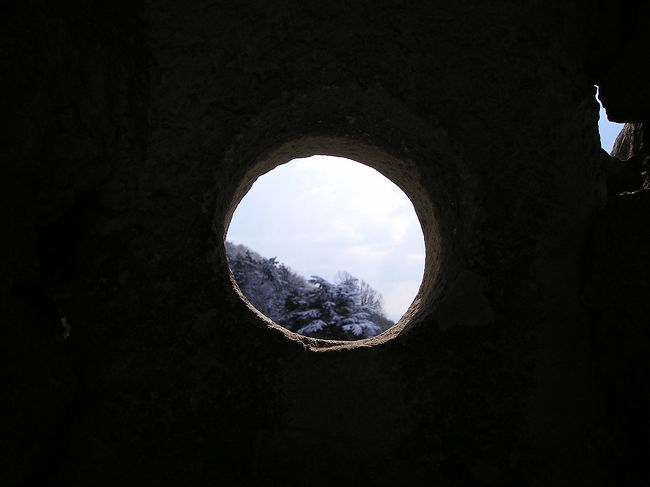 壁に開いた穴の向こうに景色が広がります。