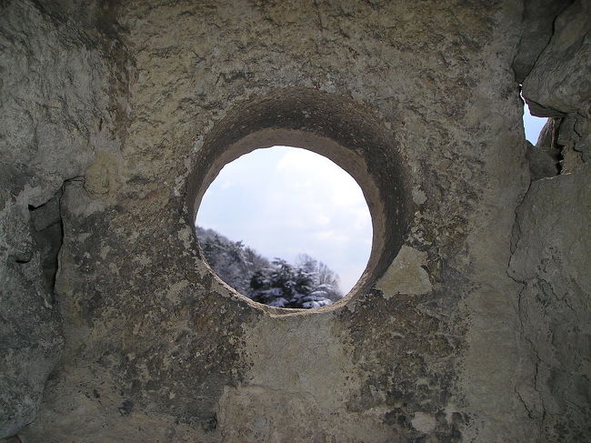 この穴は狭間（さま＝外の様子を窺ったり、侵入者を防ぐために矢や鉄砲を放つための小窓（by広辞苑））でしょうか？