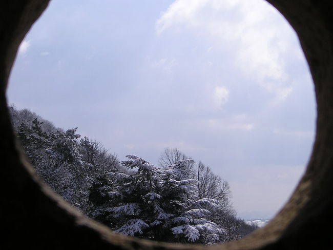 遠い昔はこうやって敵と対峙したのでしょうか。今は雪をかぶった木々が見えます。しんとした静けさです。