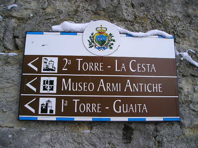 行き先表示の看板。上部にサンマリノの紋章を戴いています。<br />方向音痴のボクには、その通りに行っても目的地に辿り着けないことがしばしばでしたが・・・