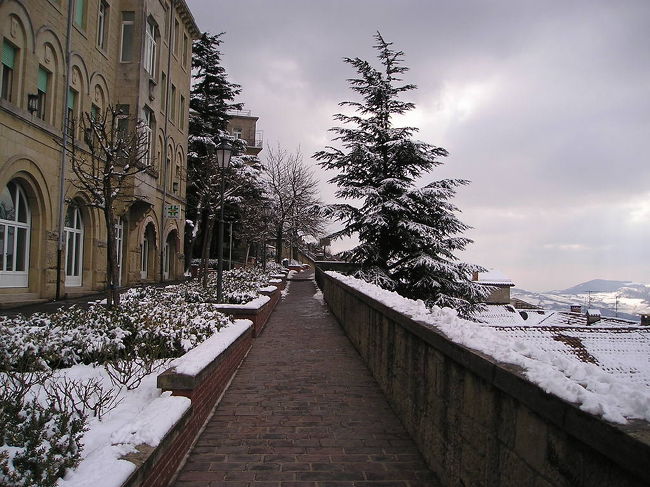 別の通りに出てみます。この後本当に雪がぽつぽつ降ってきました。