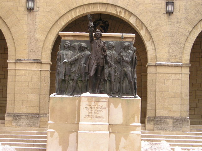 S.Agata広場の、自由を死守した人々の像。<br />サンマリノは、１０００年以上前から続く独立共和国なのです。