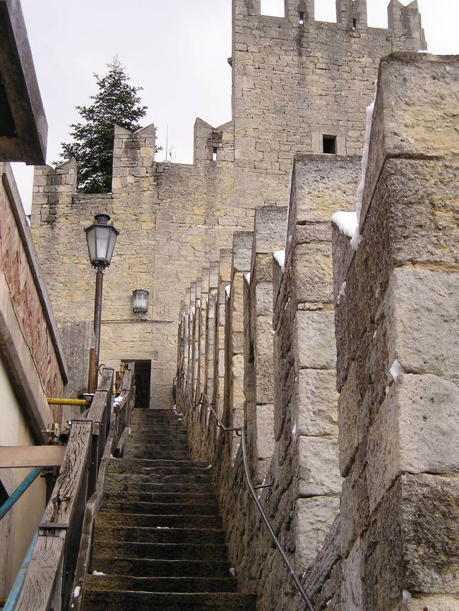 古い城壁を登ります。階段が急。