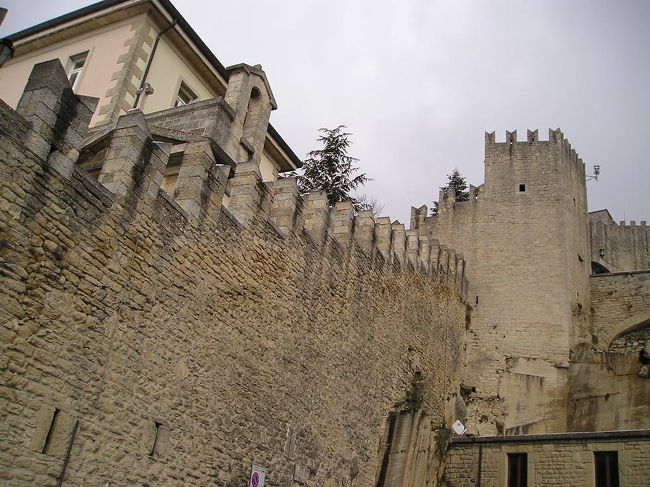 下から城壁を見上げます。