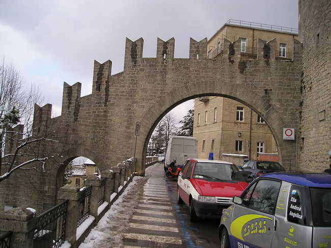 古い城壁は、今でもこうして往来を見下ろしています。