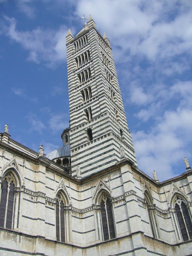 ドゥオーモの正面入り口は現在修復中。<br /><br />白と黒の大理石で作られた塔を撮影