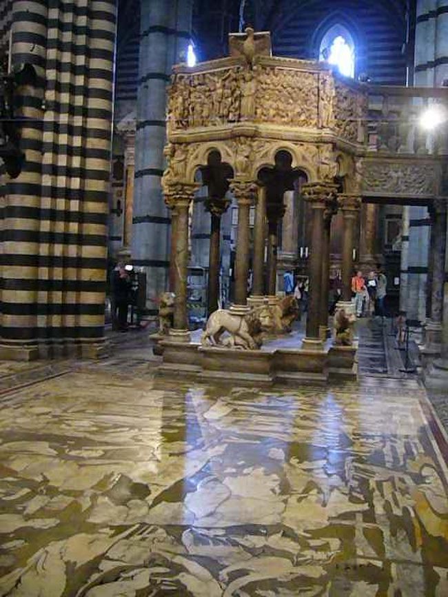 ドウォーモ内床面の大理石象嵌は、<br />絢爛豪華そのもの！！