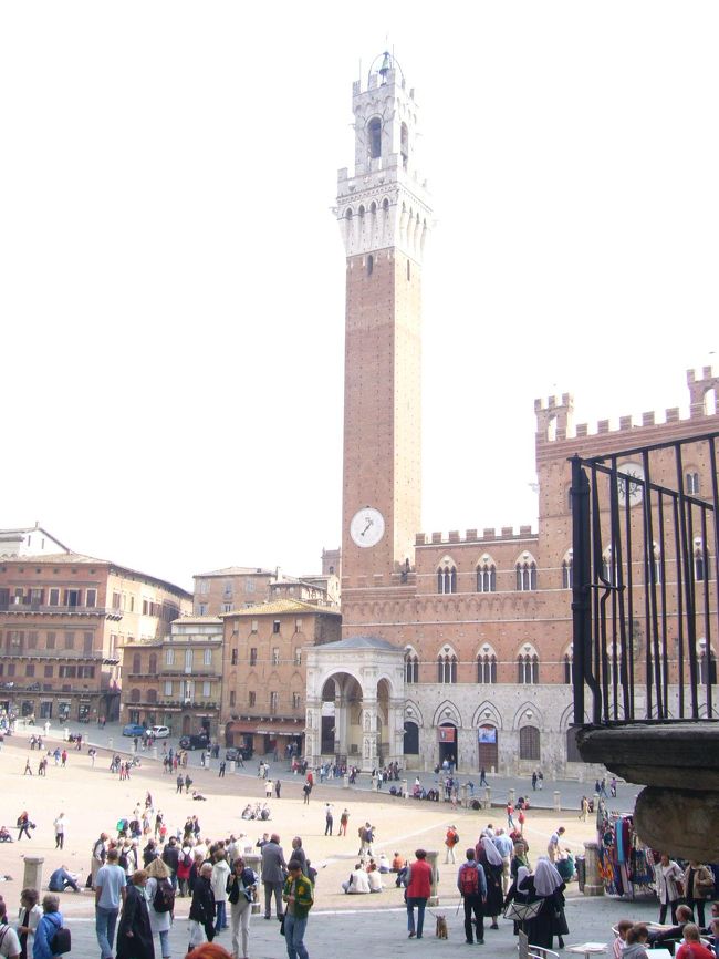 カンポ広場にあるプブリッコ宮とマンジャの塔