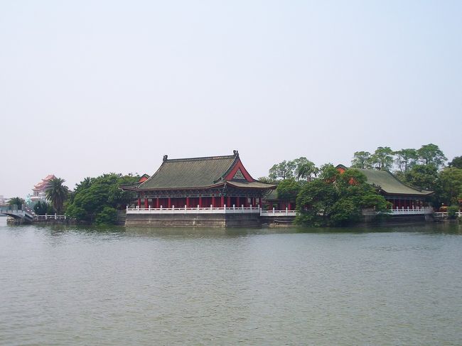 目的地は高雄市新孔廟だった。<br />湖の東岸である環潭路にゆっくりオートバイに乗って、春秋時代みたいな景色がずっと僕らのそばにありました。