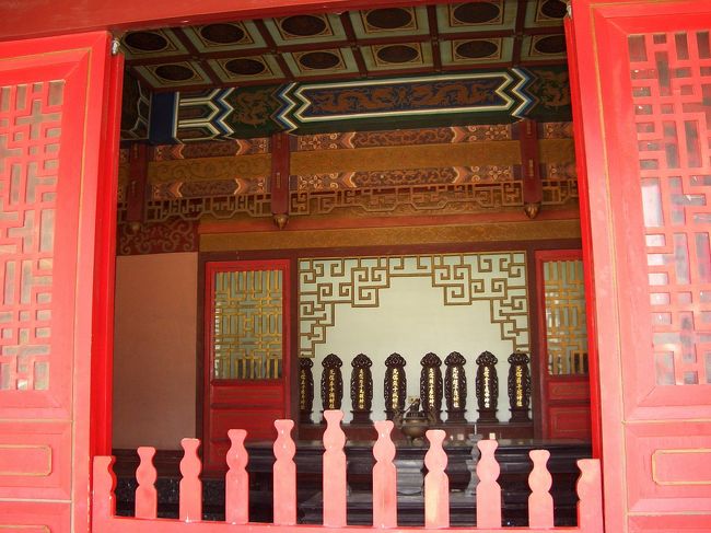 台湾だけじゃなくて、どこの孔廟も入り口となる大成門が普段開かないので、礼門から入ってきた。ここは東廡、中には孔子の弟子達が奉られます。