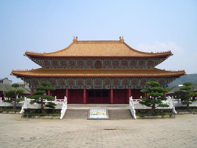 昔高雄市も孔廟があったけど、ほとんどが日治時代に取り壊されちゃった。蒋介石の息子である蒋経国は毛沢東のプロ文革を貶めて儒教を掲げるために、台湾ですべて孔廟のない都市に孔廟を建ってました。その中で、高雄新孔廟は最も広いものとなった。この建物は中国紫禁城の太和殿に範を採って造営された大成殿です。