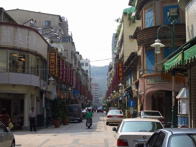 家族と塩埕区にある中信大飯店の飲茶レストランで昼ご飯を食べたとかなり有名な新楽街に首飾りを選んできた。高雄での有名な宝石屋は全部ここに集まって、統一的な看板もこのきちんとした通りでしか見えないと思います！