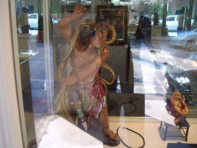 叔父さんの友人のお店で発見した神像。僕はこんなのが大好き！