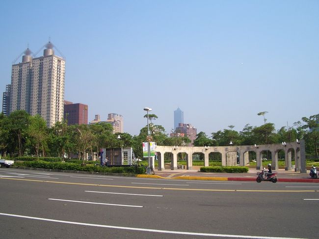 歴史博物館向こうの仁愛公園はこんな感じ..